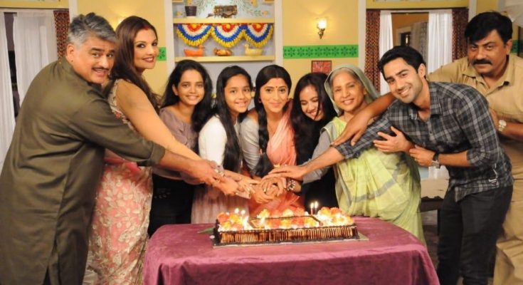 Ranju-Ki-Betiyaan-Cake- 100-Episodes-Cake-Cutting-Ceremony.jpg